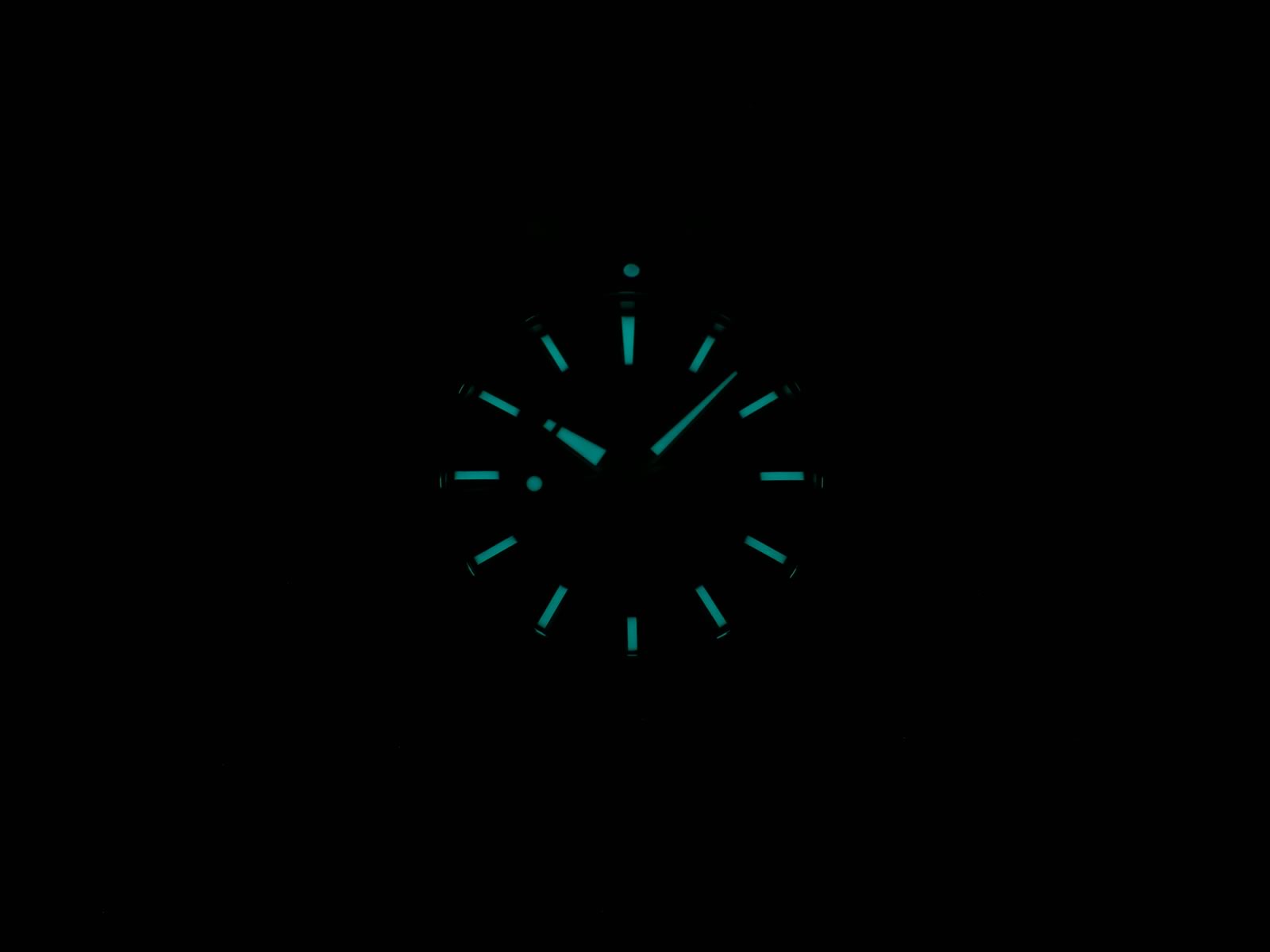 Oris Aquis 01 733 7730 4157 night time luminosity