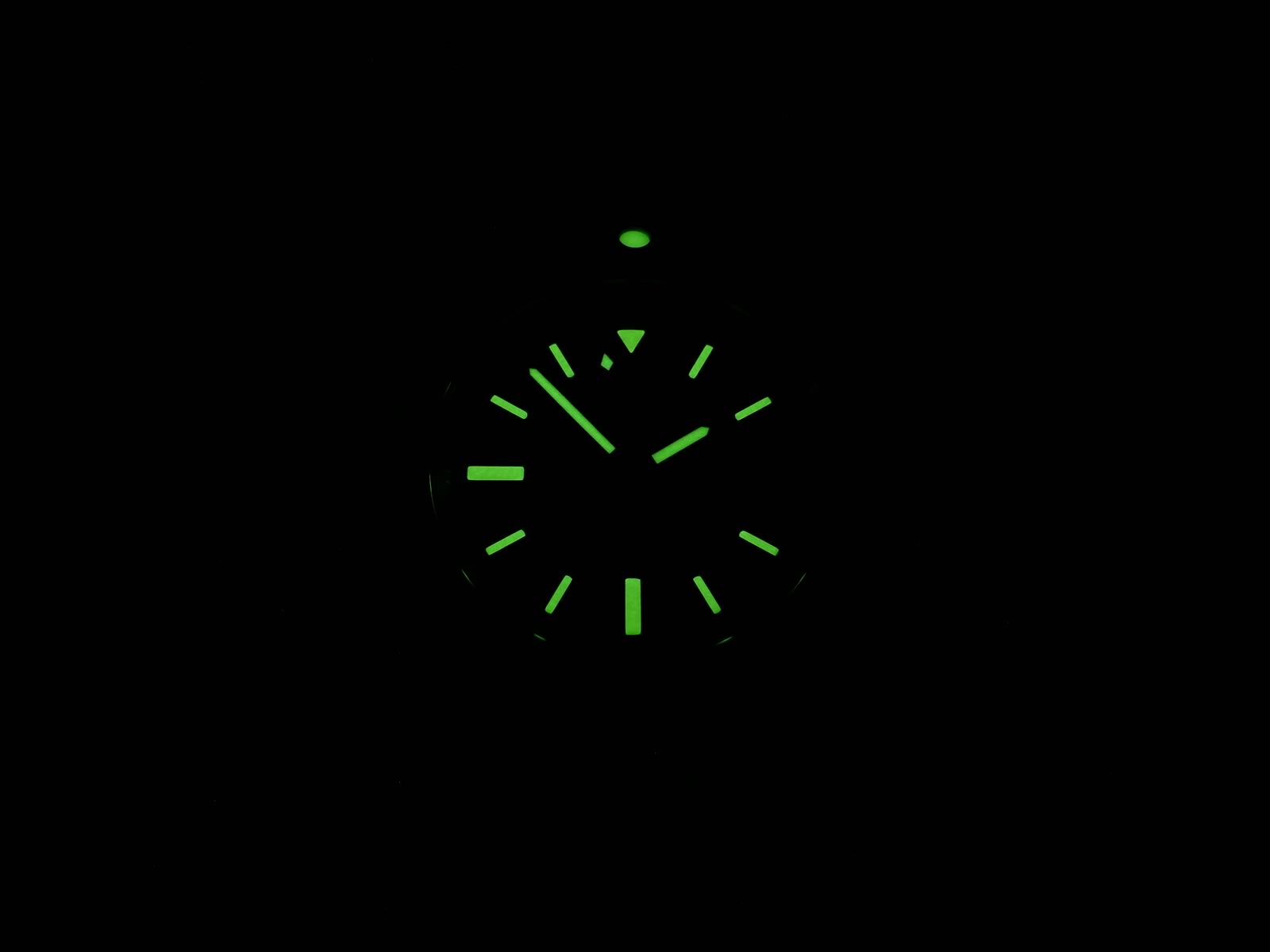 Breitling Avenger Blackbird V17310 night time luminosity