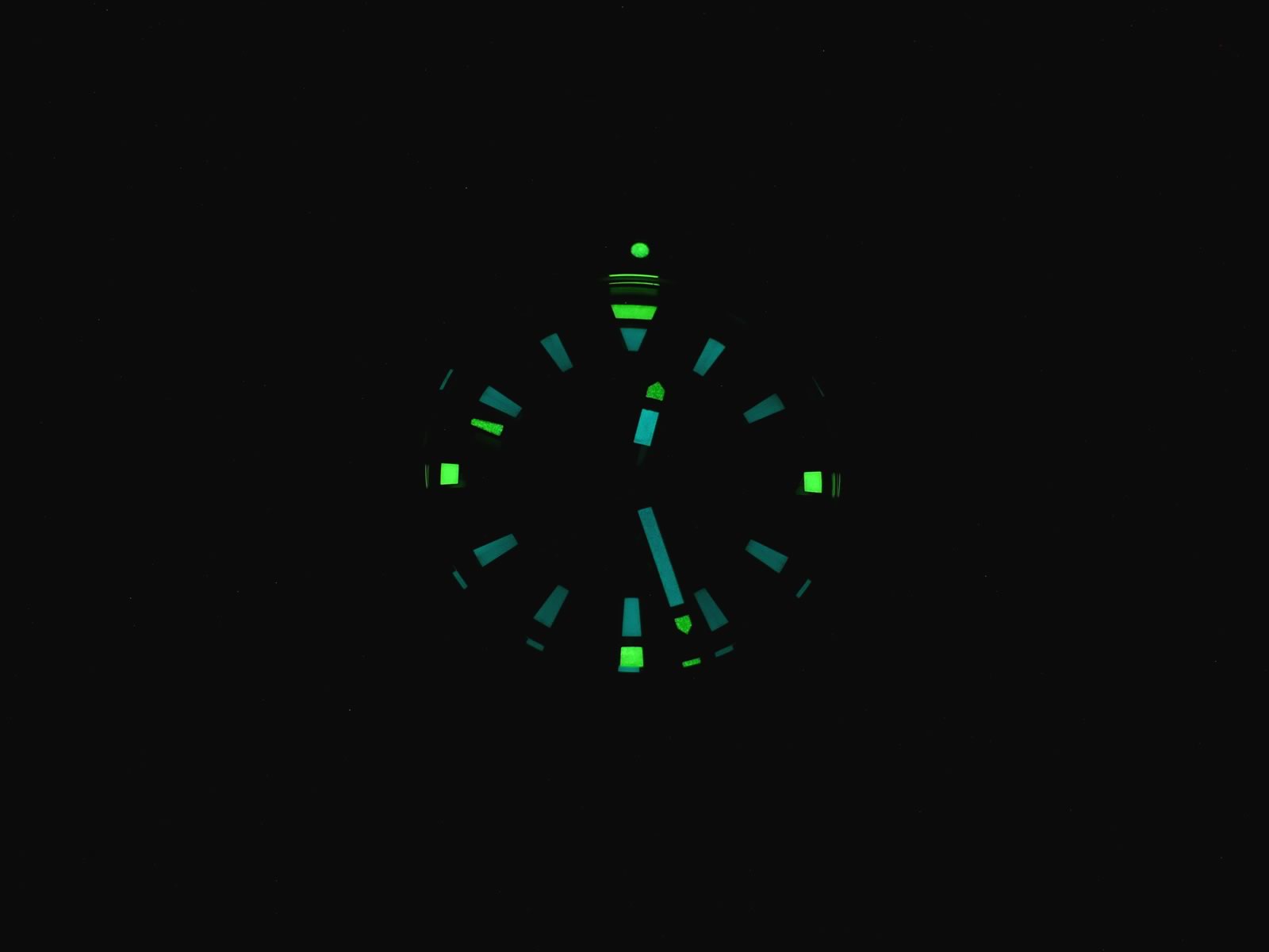 TAG Heuer Aquaracer WAY201D.BA0927 night time luminosity