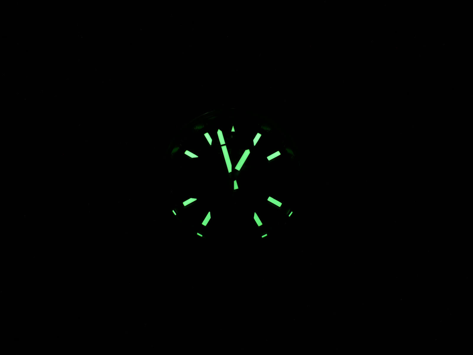Breitling Superocean A13341 night time luminosity