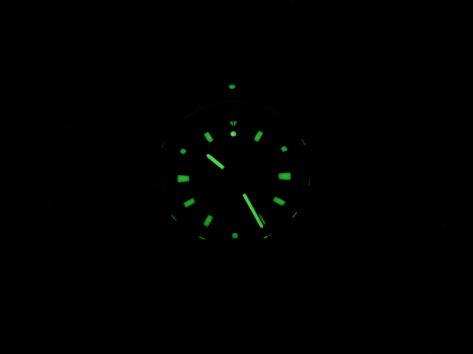 Breitling Avenger M73390 night time luminosity
