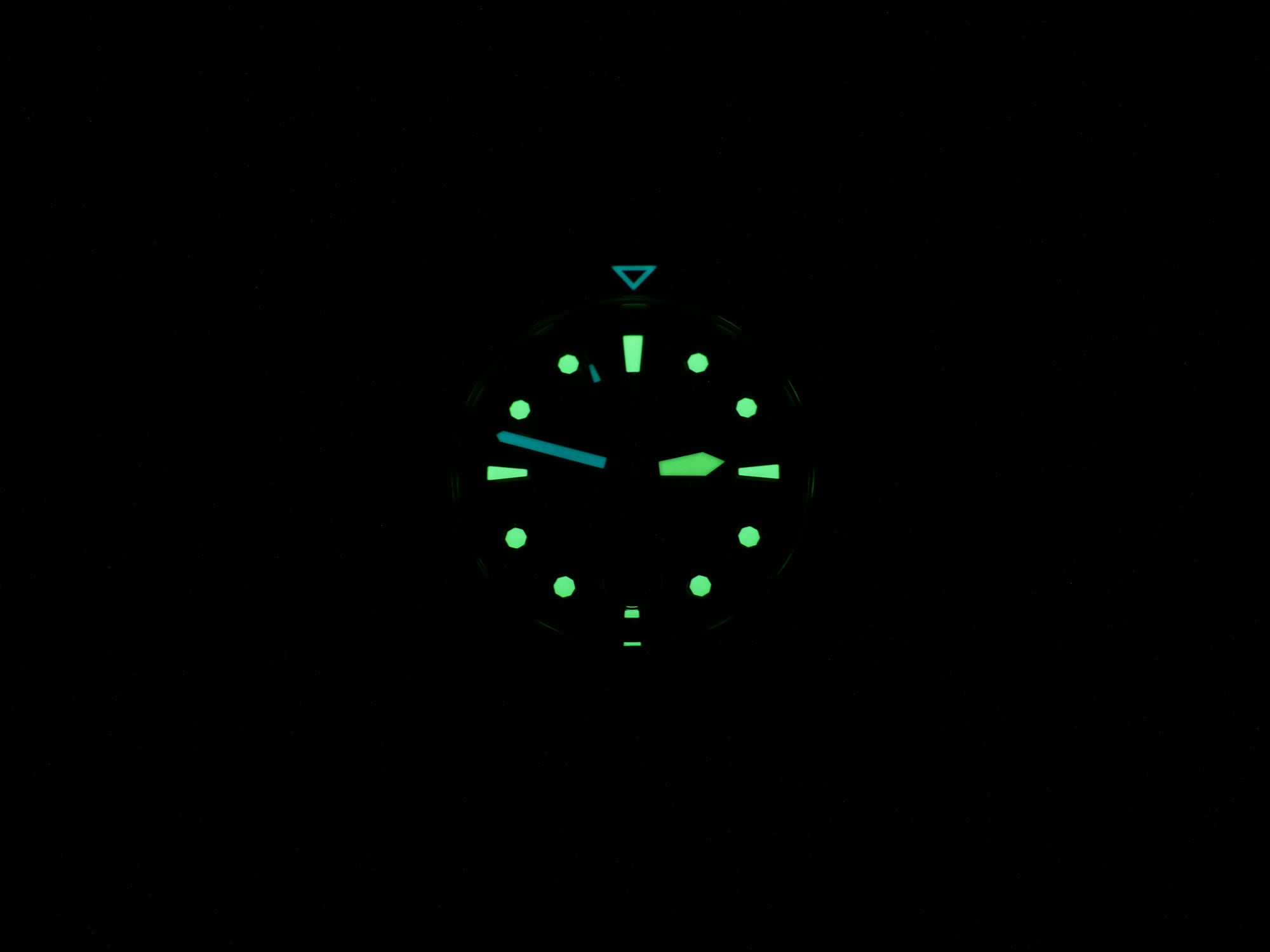 TAG Heuer Aquaracer WBP201B night time luminosity