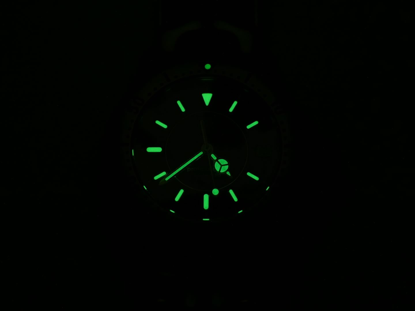 TAG Heuer SEL Red Dial WG111C night time luminosity