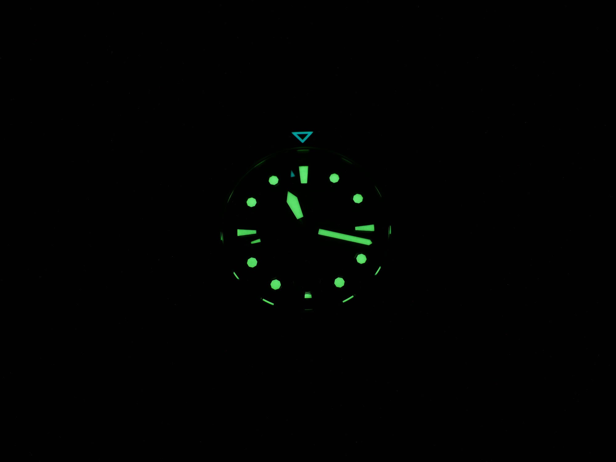TAG Heuer Aquaracer GMT WBP2010 night time luminosity
