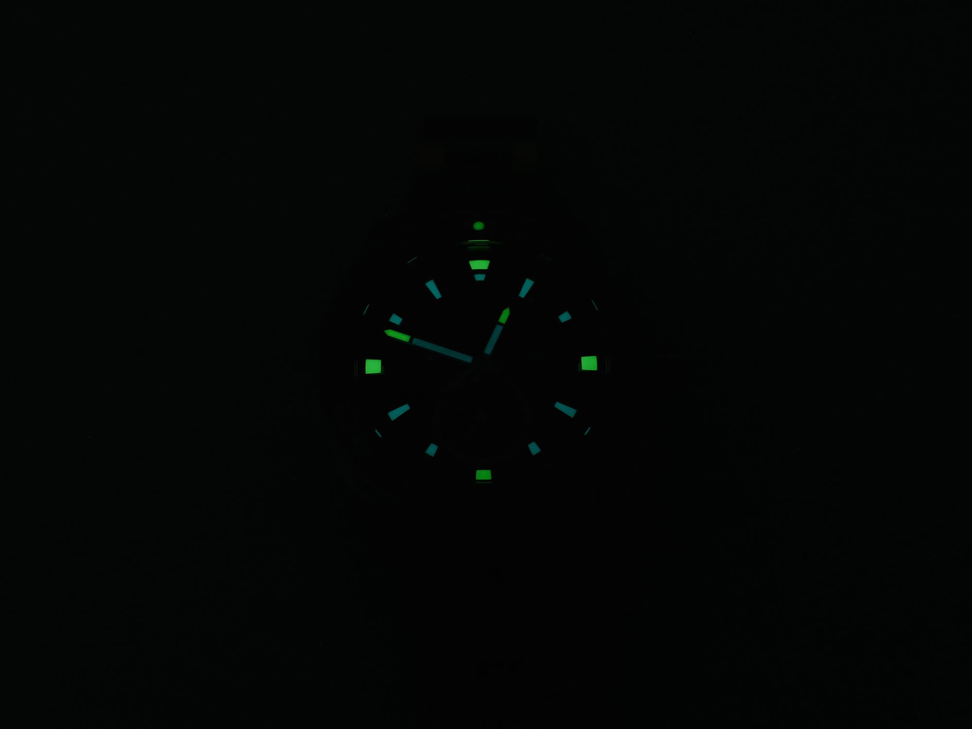 TAG Heuer Aquaracer CAY111B night time luminosity