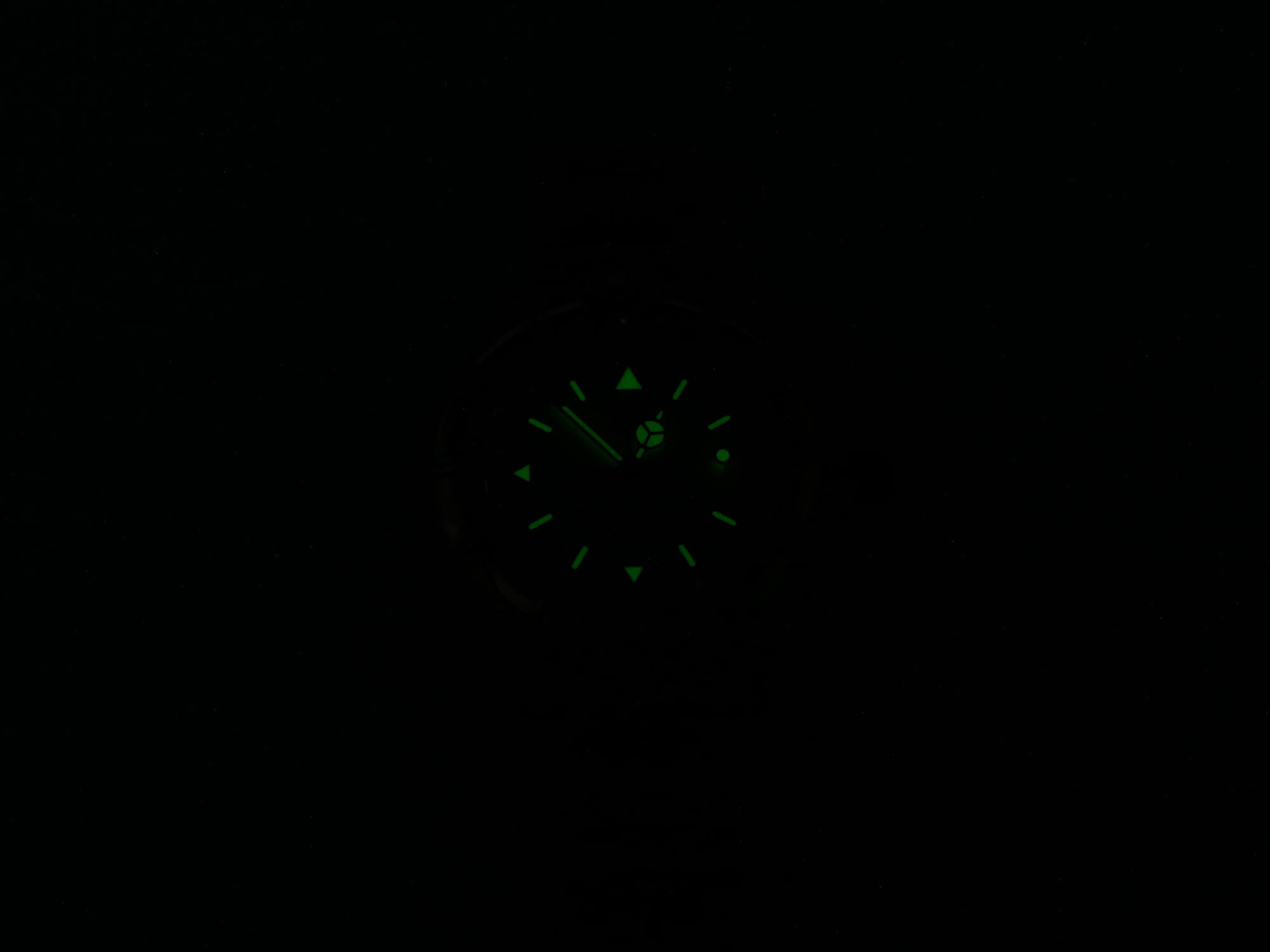 TAG Heuer 4000 WF1220-K0 night time luminosity