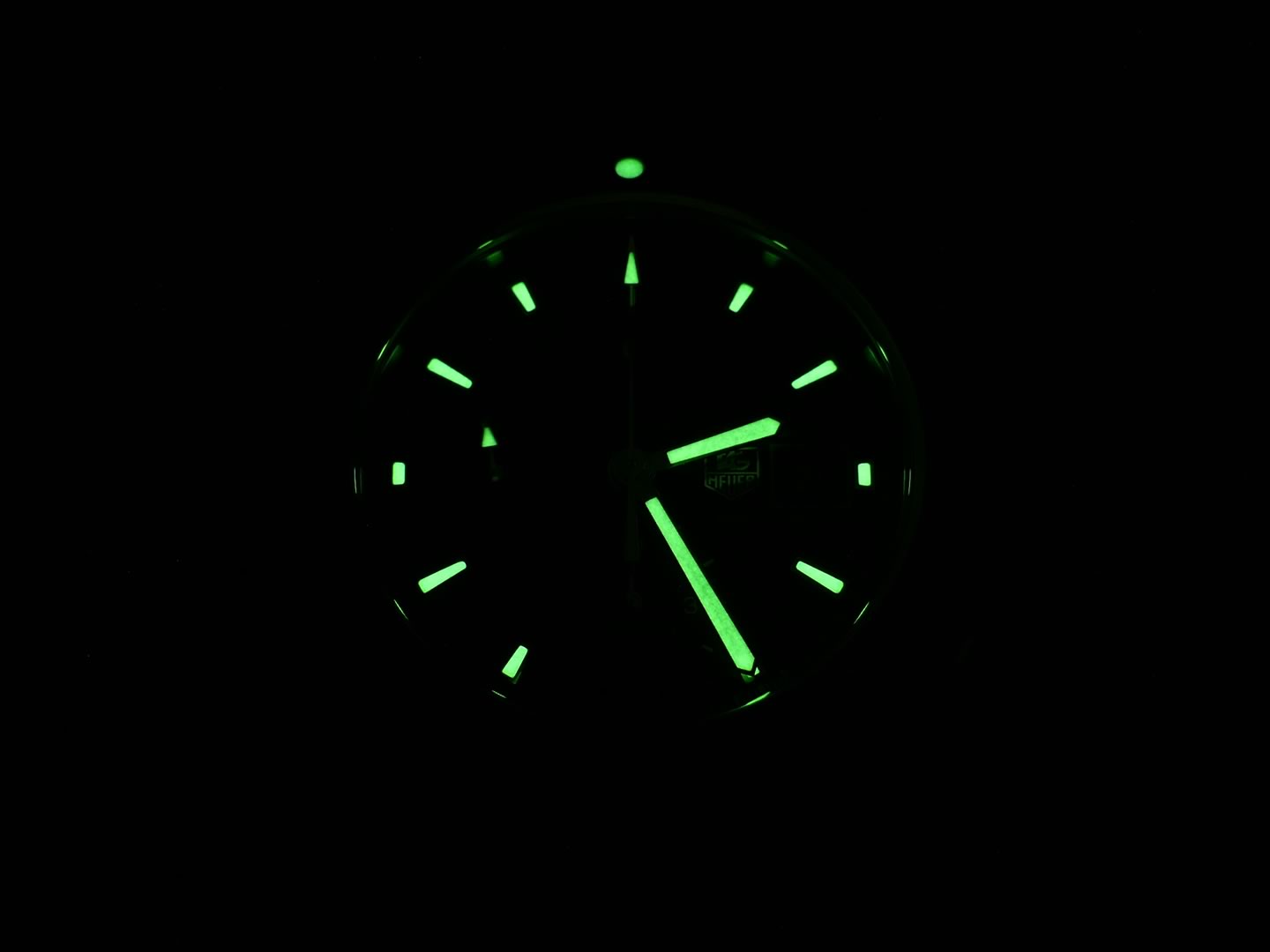 New TAG Heuer Aquaracer CAK2110.BA0833 night time luminosity