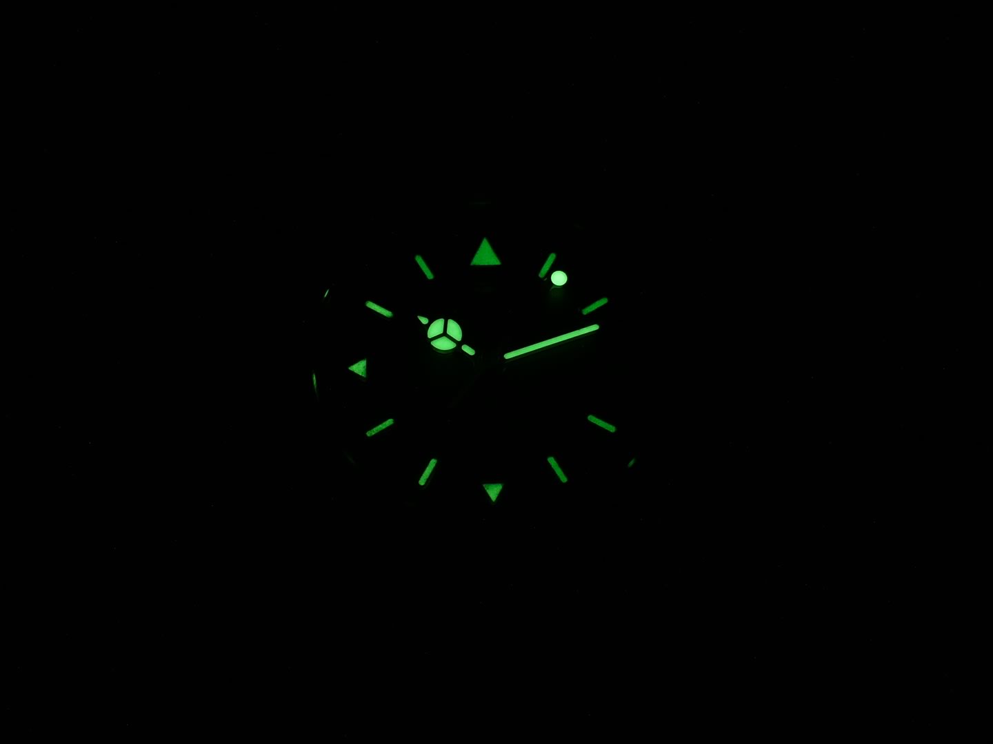 TAG Heuer 4000 WF1211-K0 night time luminosity