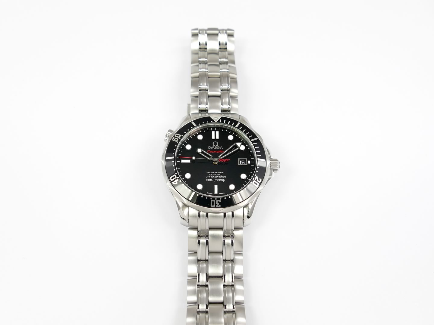 Omega Seamaster James Bond Collector's Piece 212.30.41.20.01.001 rotating bezel and date