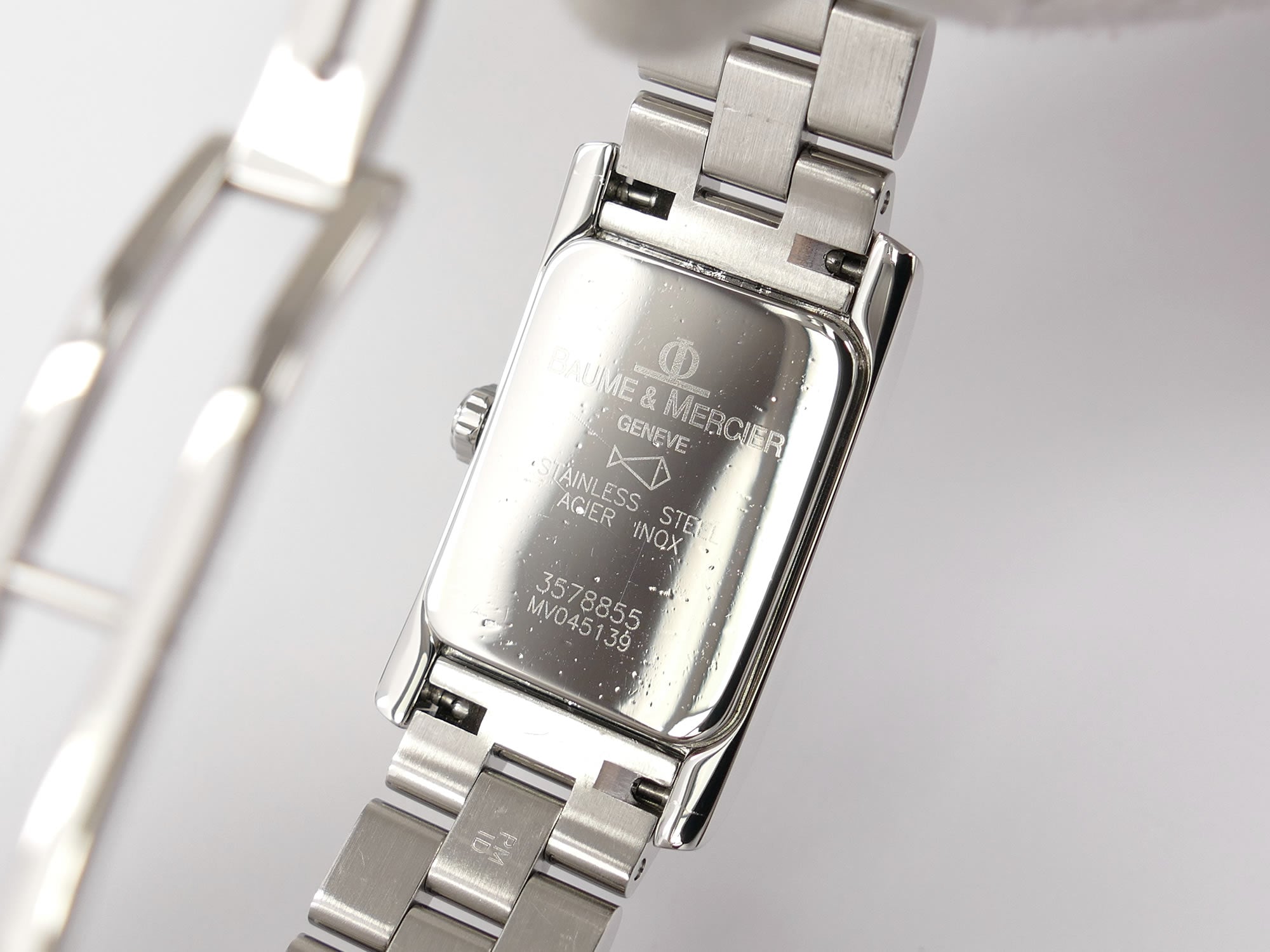 Baume & Mercier Hampton MV045139 Stainless Steel case back