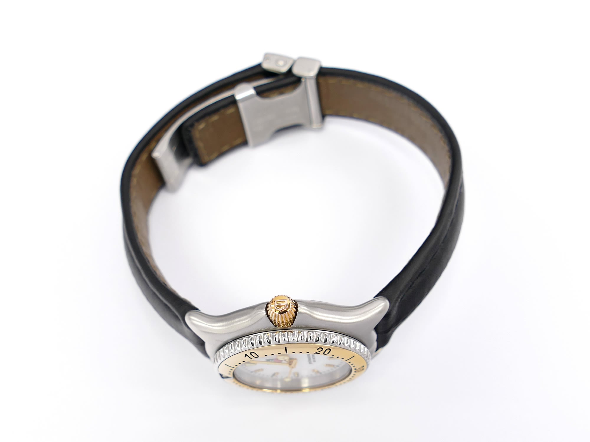  18k gold logo on clasp