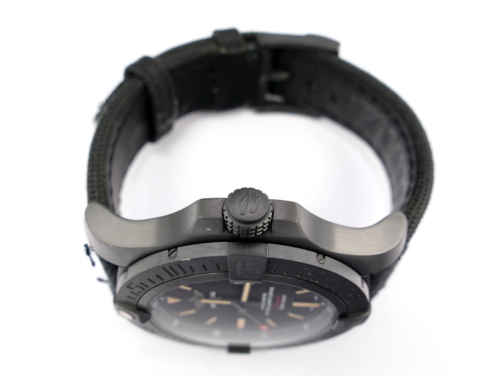 Breitling Avenger Blackbird V17310 screw down crown