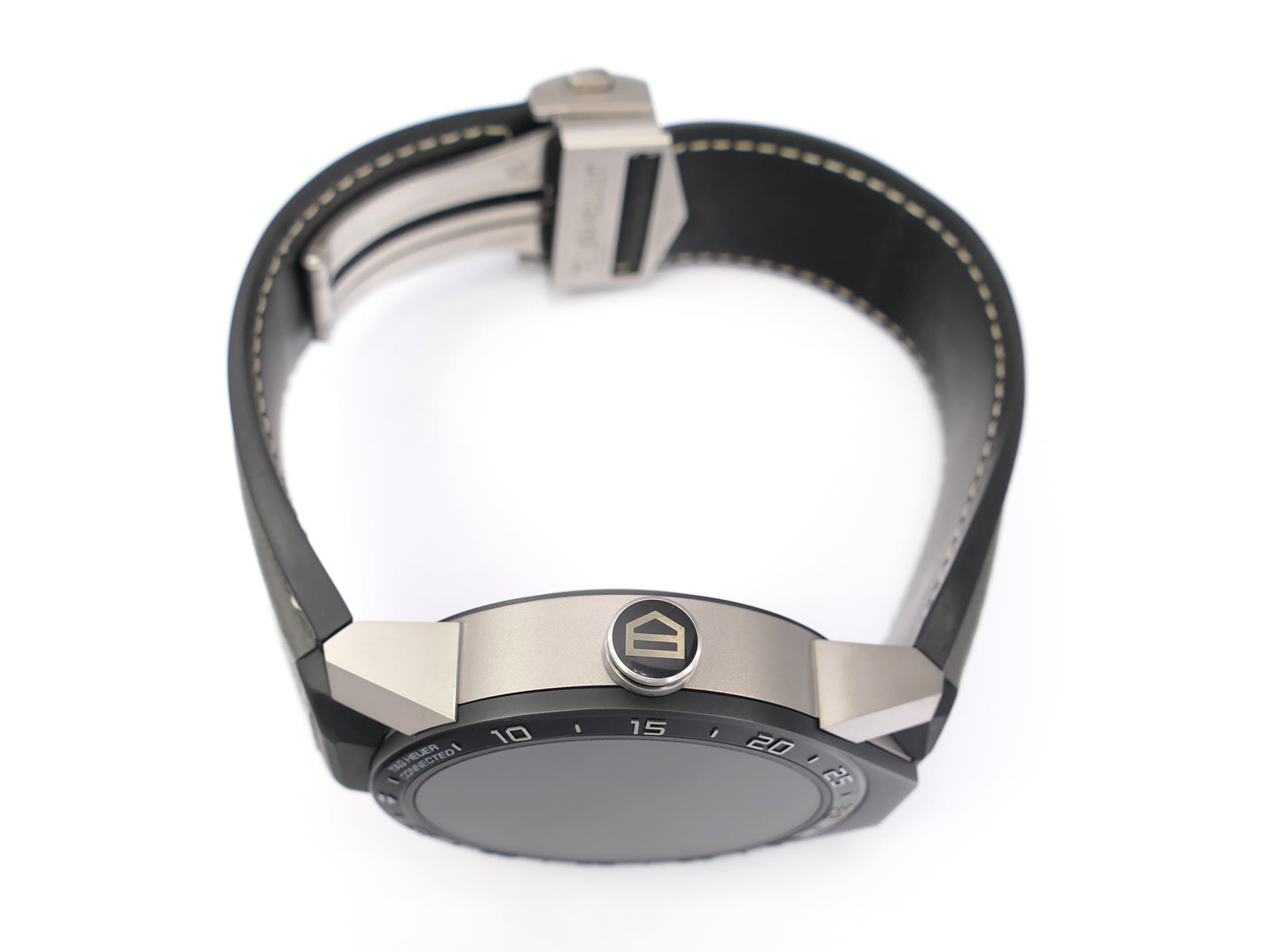 TAG Heuer Connected 46 SAR8A80 crown