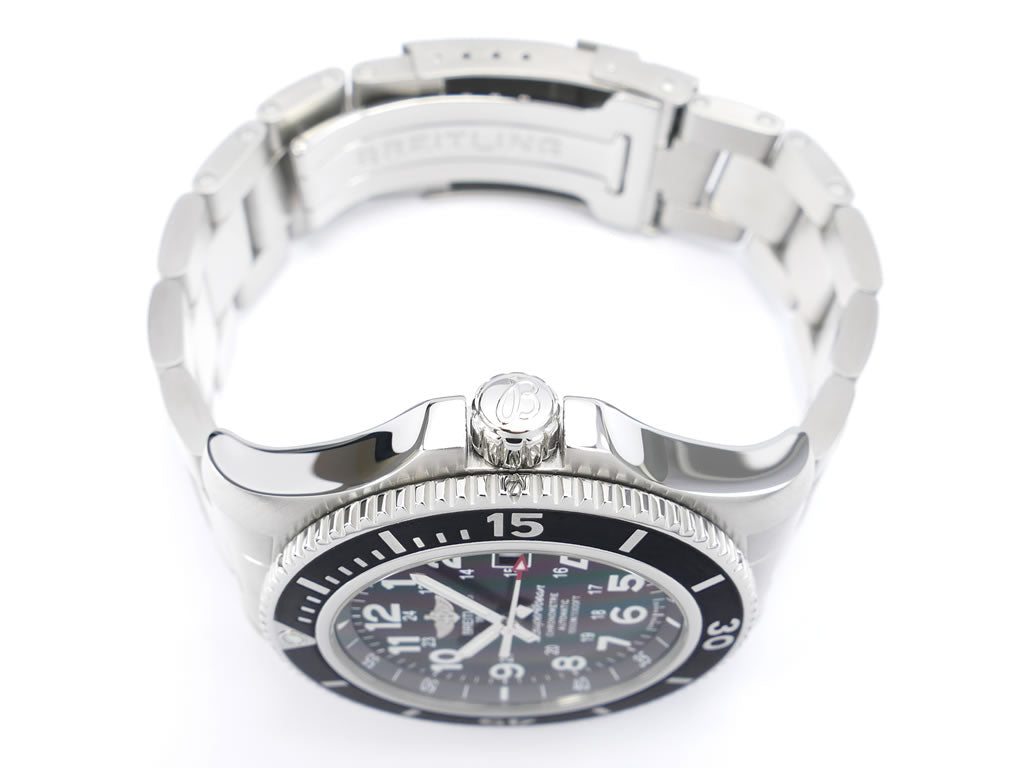 Breitling Superocean II 44 A17392 screw-down crown