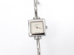 Gucci 1900L Silver Square Dial on 16.5cm Stainless Steel Bangle